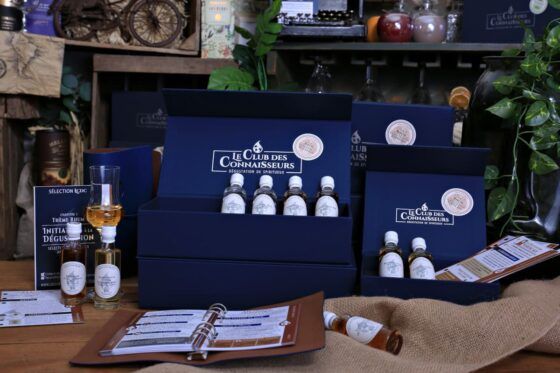 La box mensuelle de spiritueux de la marque Le Club des Connaisseurs, avec rhum, whisky et gin