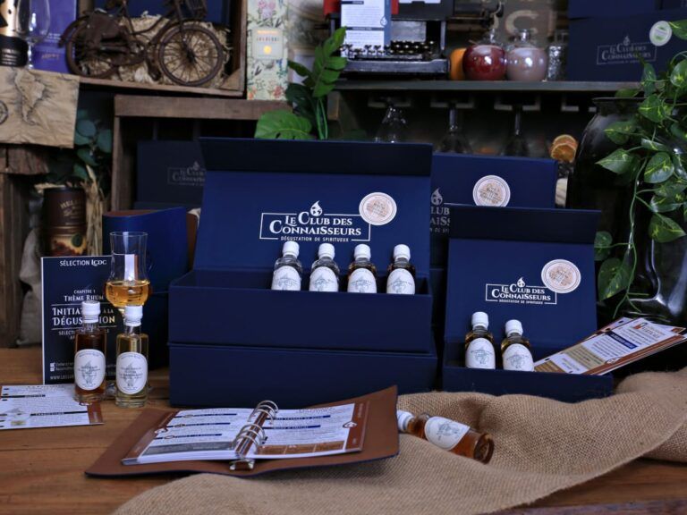 La box mensuelle de spiritueux de la marque Le Club des Connaisseurs, avec rhum, whisky et gin