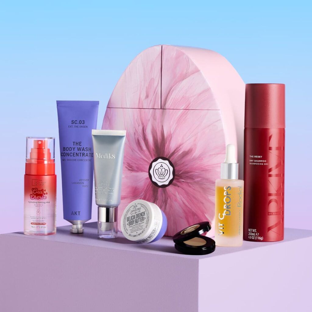 Œuf de Pâques beauté Glossybox 2026 rose avec sélection de produits skincare et maquillage sur fond bleu pastel