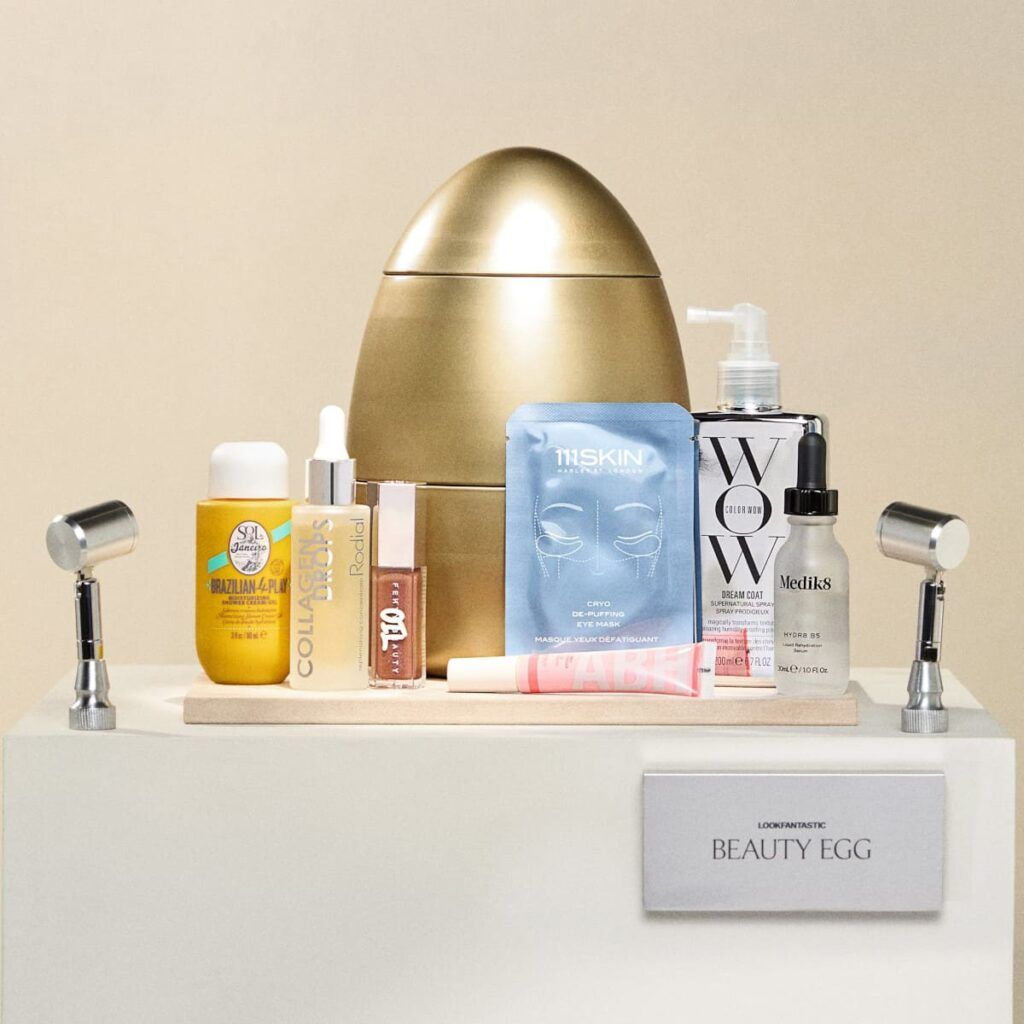 Œuf de Pâques beauté Lookfantastic 2026 doré avec sélection de produits skincare et maquillage haut de gamme