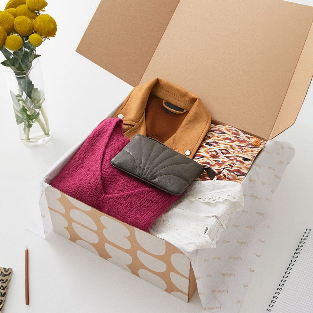 Exemple d'une box de vêtements Lookiero avec un sac à main