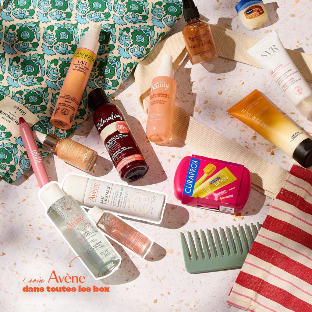 Contenu de la box Blissim Juillet-Août 2025 avec 10 produits de beauté et les deux sacs Petite Mendigote au choix, modèle rayé et modèle fleuri.