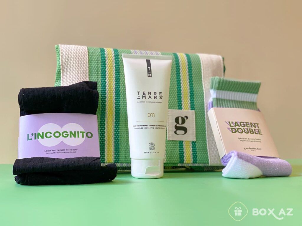 Photo de notre test de la double Gambettes Box de mai et juin 2024, avec collants, chaussettes, cosmétiques et sac cabas stylé