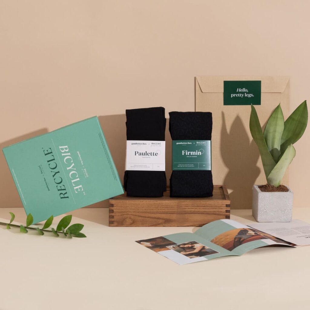 Exemple d'une box de collants, avec le packaging en carton recyclé et les collants posés sur un support