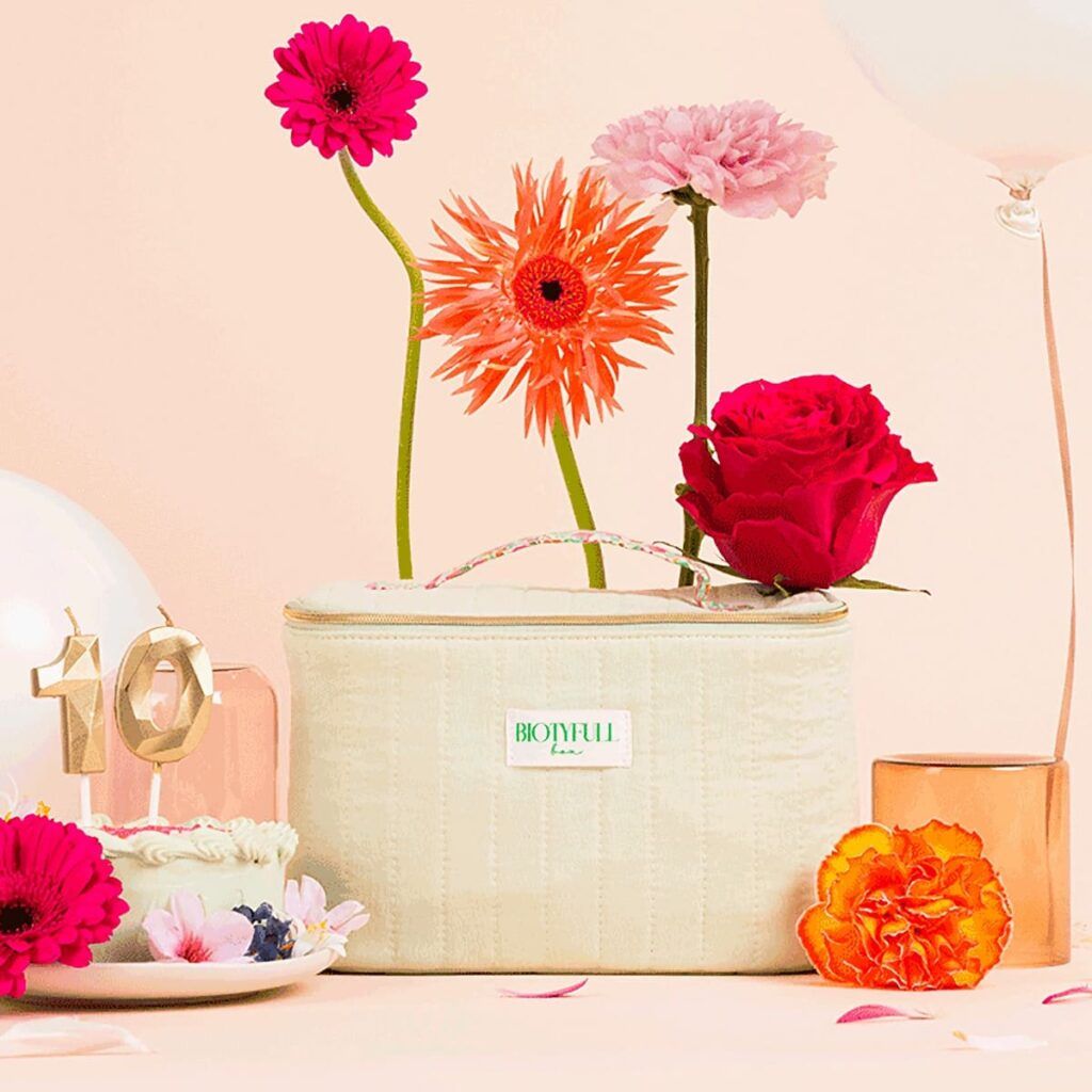 Mise en scène festive autour du vanity Biotyfull  Box pour les 10 ans de la marque en septembre