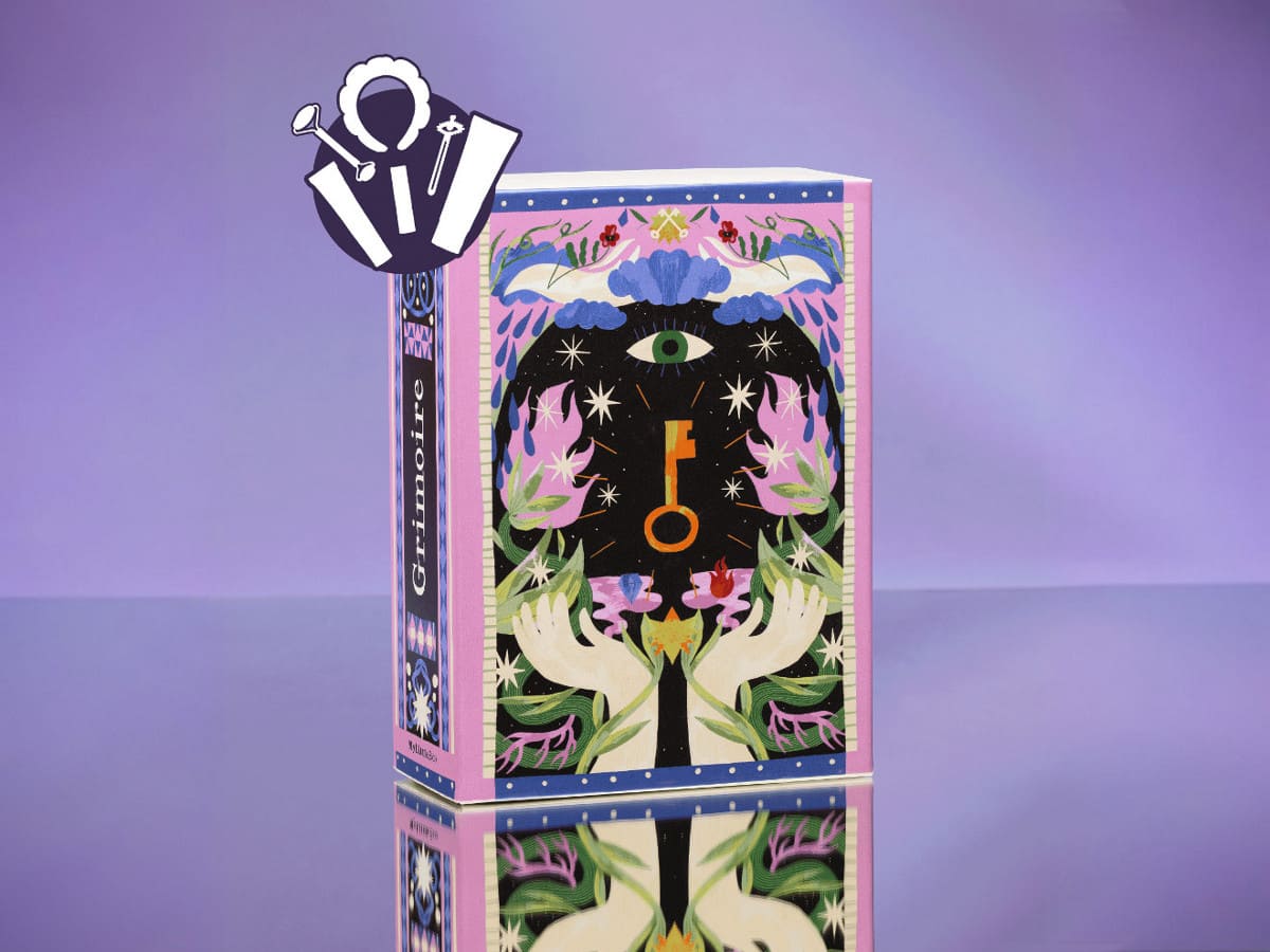 Coffret illustré de My Little Box octobre 2025 au design de grimoire mystique, posé sur fond violet.