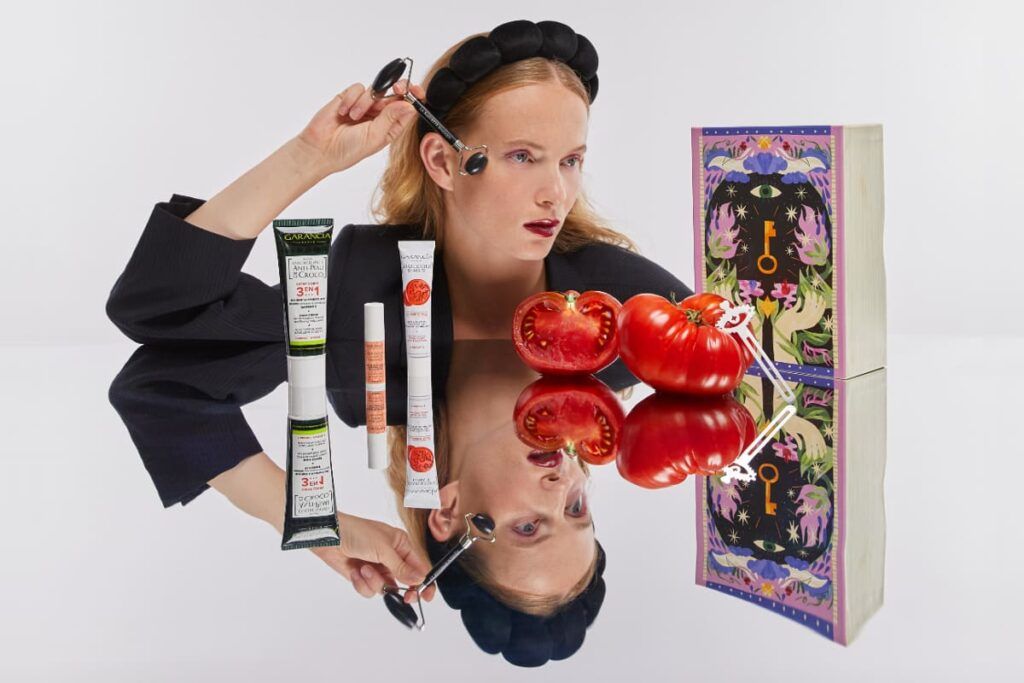 Tous les produits de la box d'octobre, avec mise en scène lifestyle d'une femme utilisant le roll-on en jade noire