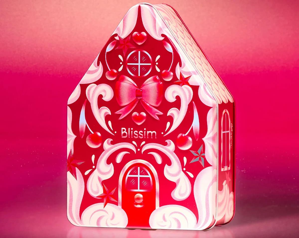Gros plan sur la box beauté Blissim de Noël 2025, décorée comme une maison en pain d’épices métallique.