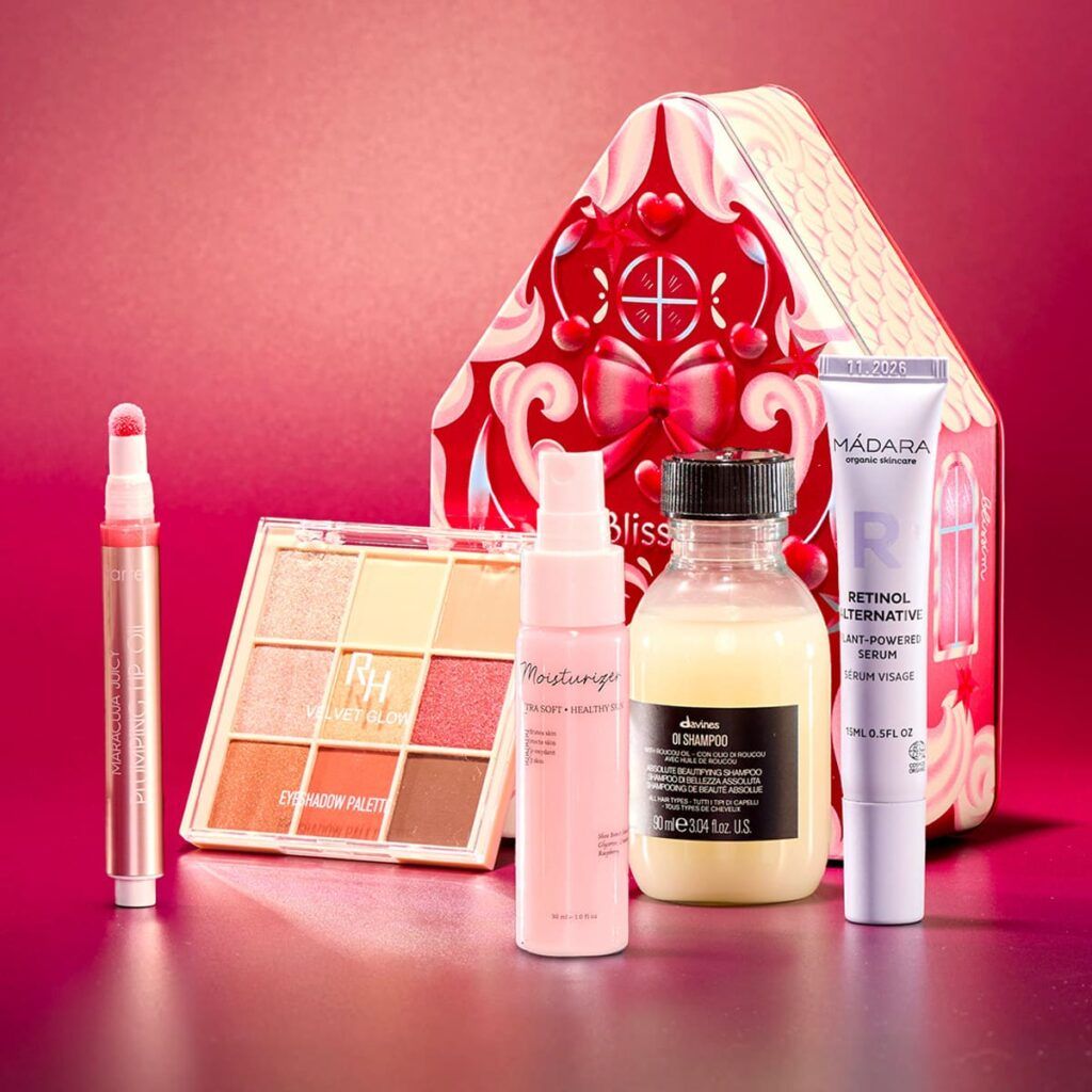 Exemple de contenu de la box Blissim de Noël avec le Maracuja Lip Oil de Tarte et plusieurs soins.