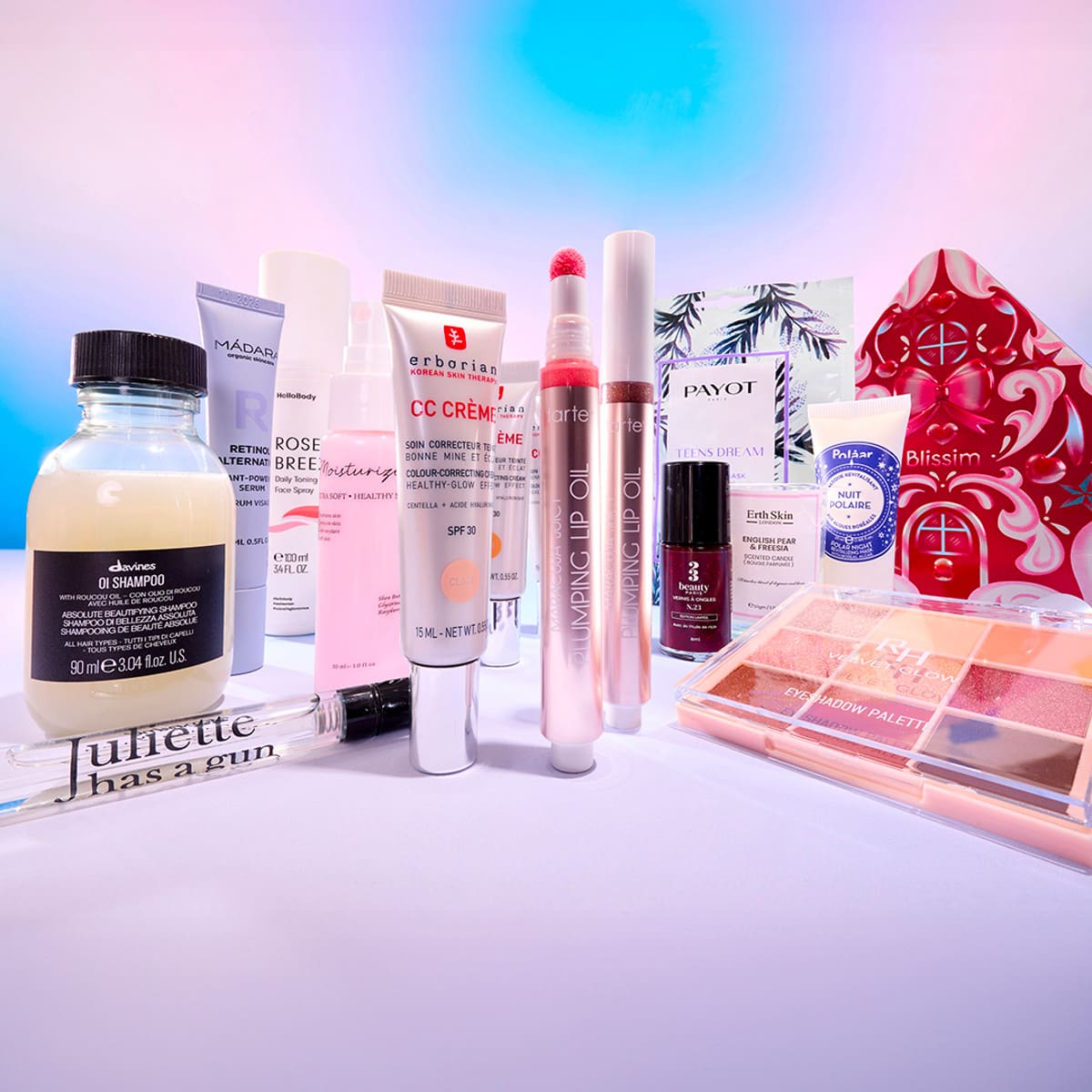 Contenu complet de la box beauté Blissim décembre 2025, avec la sélection de produits de Noël et le coffret en arrière-plan.