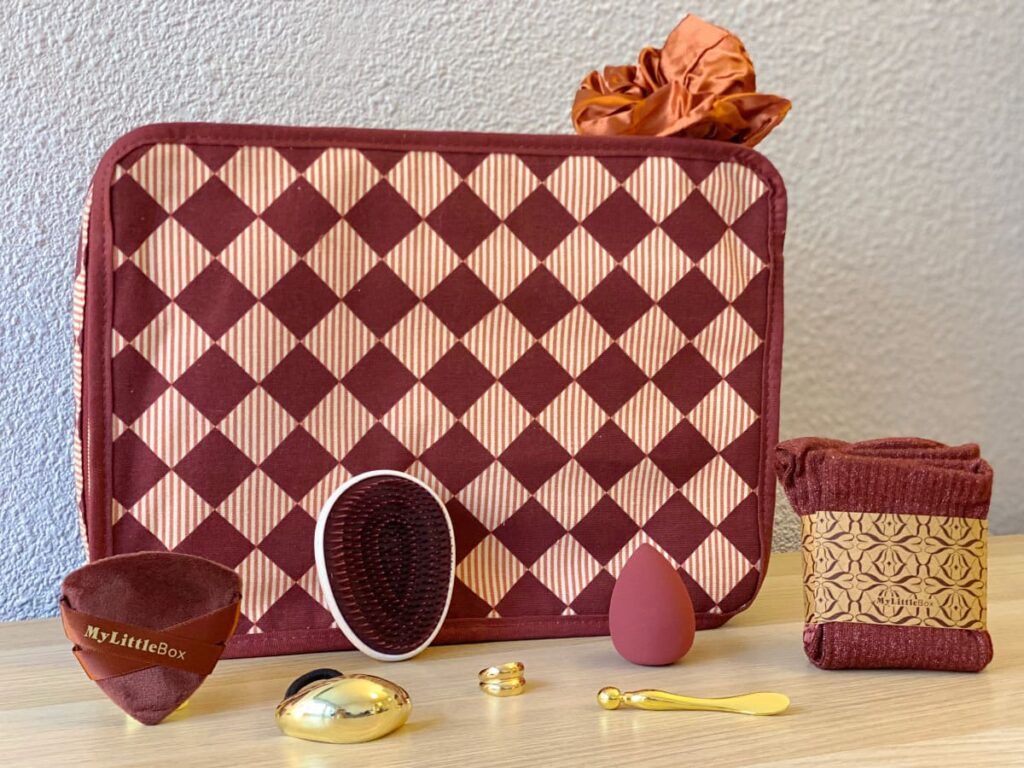 Accessoires My Little Box disposés devant la valisette de l’Avent.