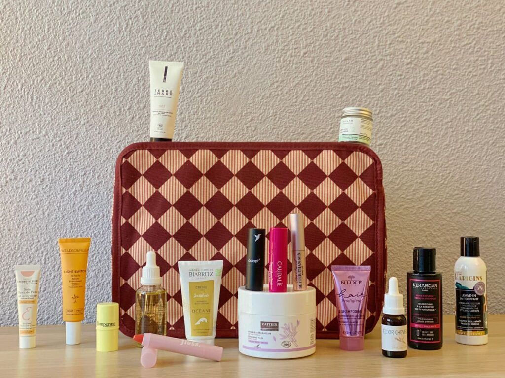 Produits de soins et valisette du calendrier de l’Avent My Little Box 2025 mis en scène pour notre test.