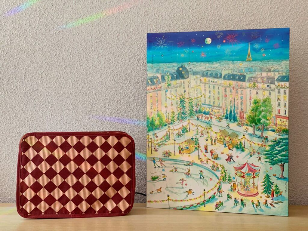 Calendrier illustré et valisette fermée My Little Box présentés côte à côte pour montrer le design des éditions 2025.