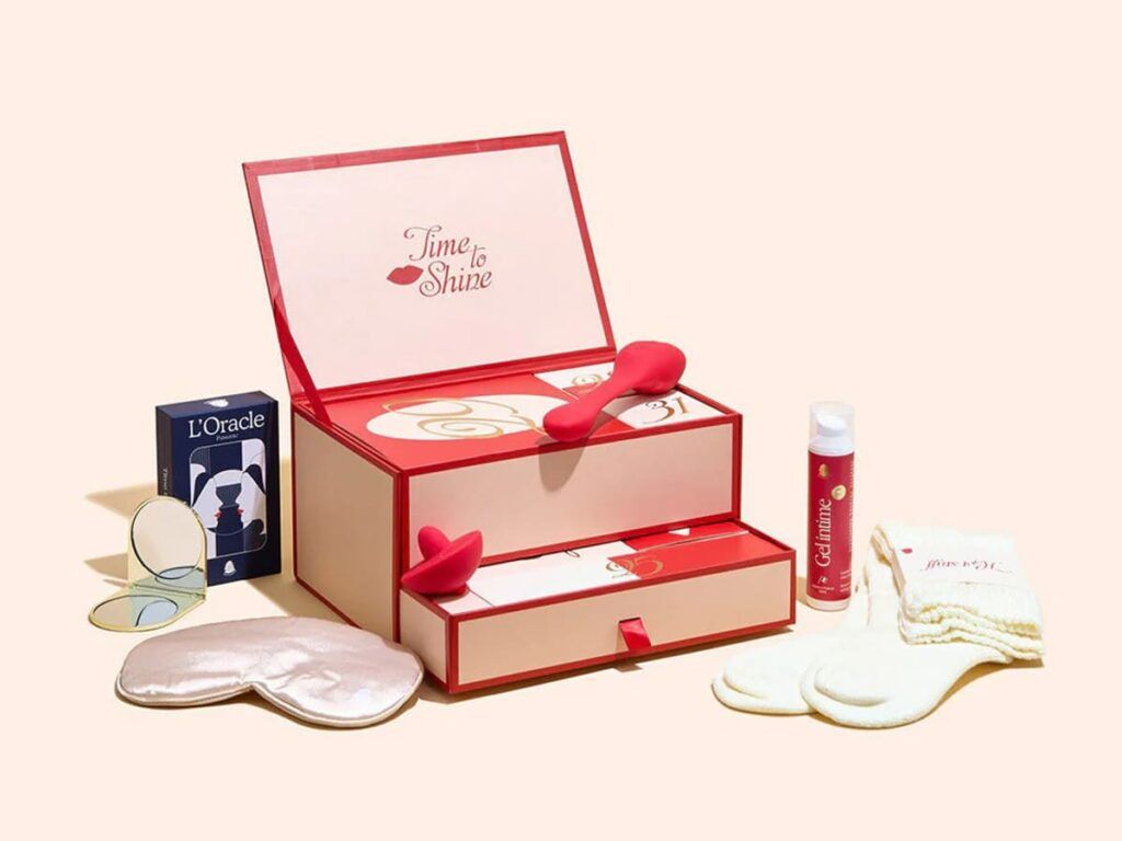 Le calendrier de l'après pour femme de la marque Puissante, avec jouets coquins, chaussettes douillettes et masque de sommeil.