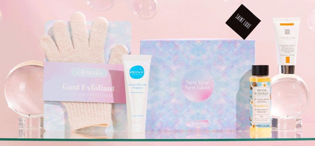 Spoiler complet de la box beauté Glowria janvier 2026 avec tous les produits de soin et accessoires présentés autour du coffret