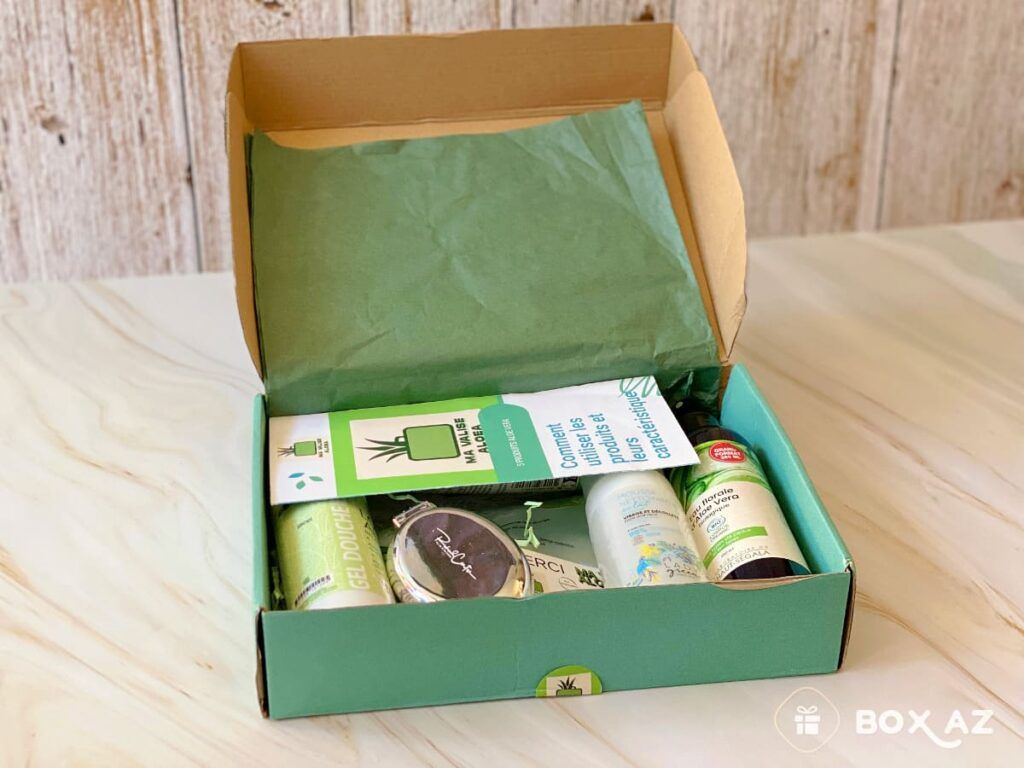 Avis sur la box Ma Valise Aloea avec le coffret ouvert et tous les produits à l’aloe vera bio
