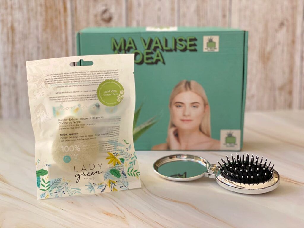 Accessoires de la box Ma Valise Aloea avec une éponge konjac et une brosse pliante avec miroir intégré