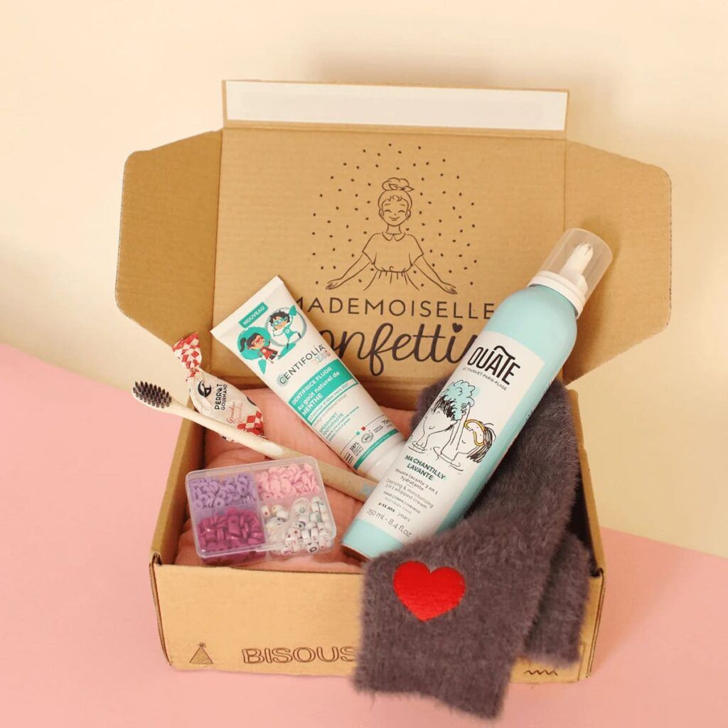 La box beauté et lifestyle pour enfant Mademoiselle Confettis de janvier 2026, avec soins, brosse à dent, mitaines, kit créatif et sucettes.