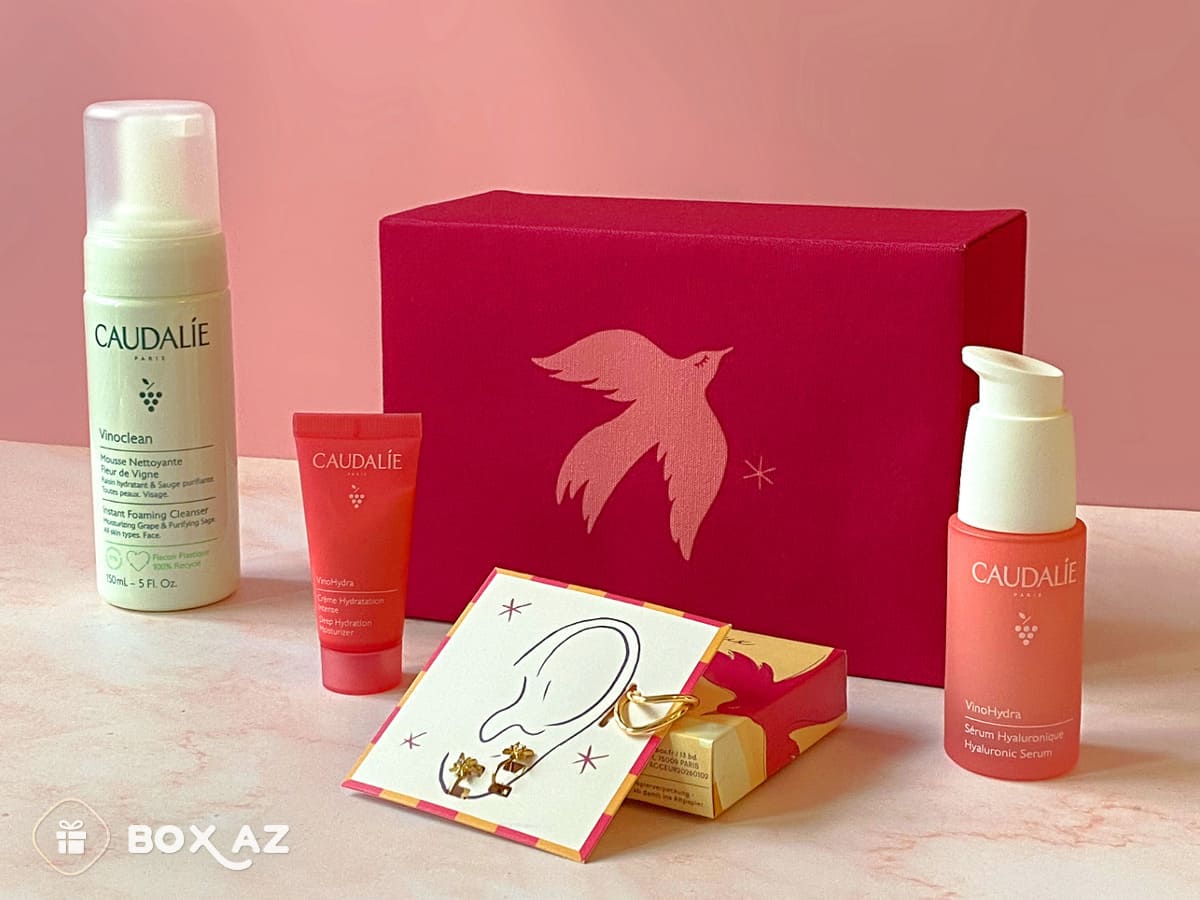 Photo de la box Caudalie de janvier 2026 avec les soins Vinoclean et VinoHydra, les bijoux et la boîte à promesses, prise par Box AZ