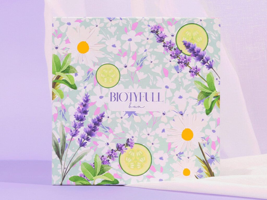 Coffret Biotyfull au motif printanier Fraîcheur Florale décoré de fleurs blanches, lavande, menthe et concombre.