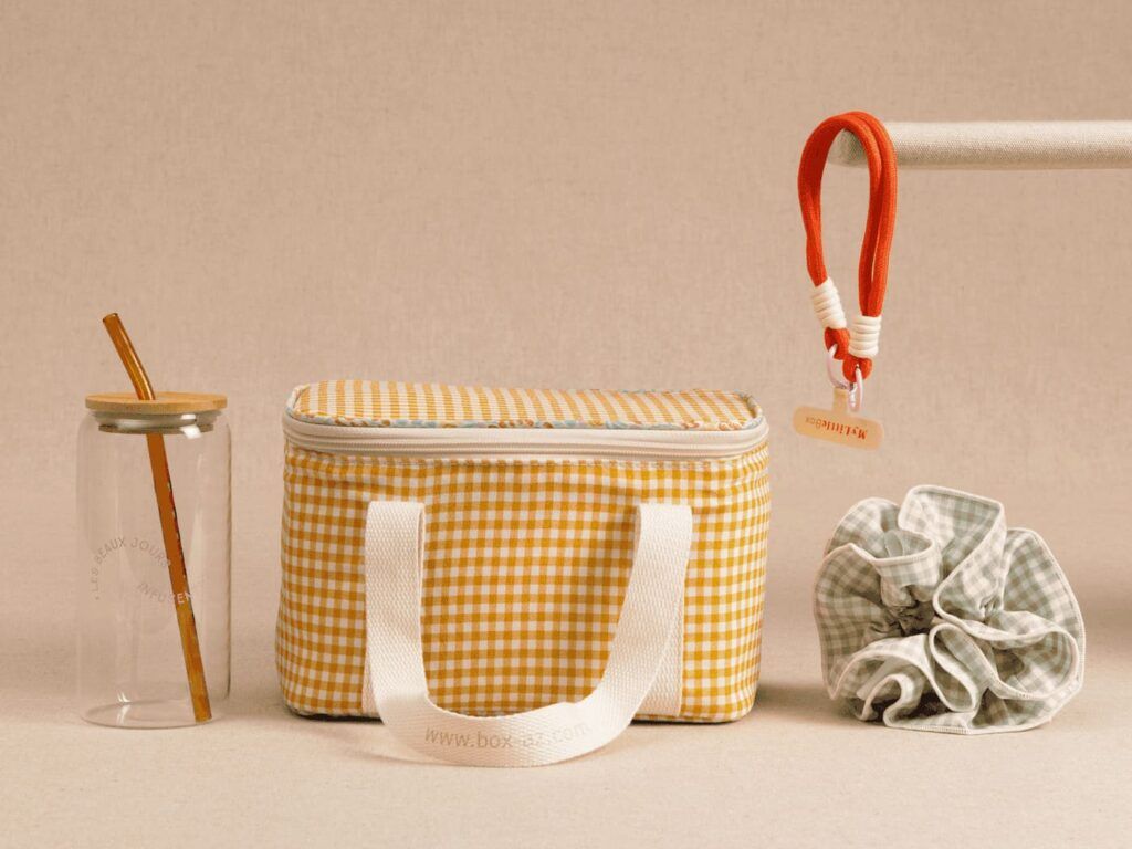 Accessoires lifestyle de la double box du printemps avec gobelet en verre, sac isotherme vichy, chouchou et cordon pour téléphone