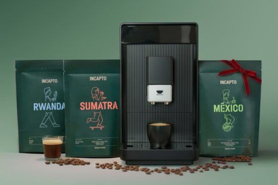Box Incapto abonnement café en grains avec machine espresso et cafés de spécialité en sachets posés autour