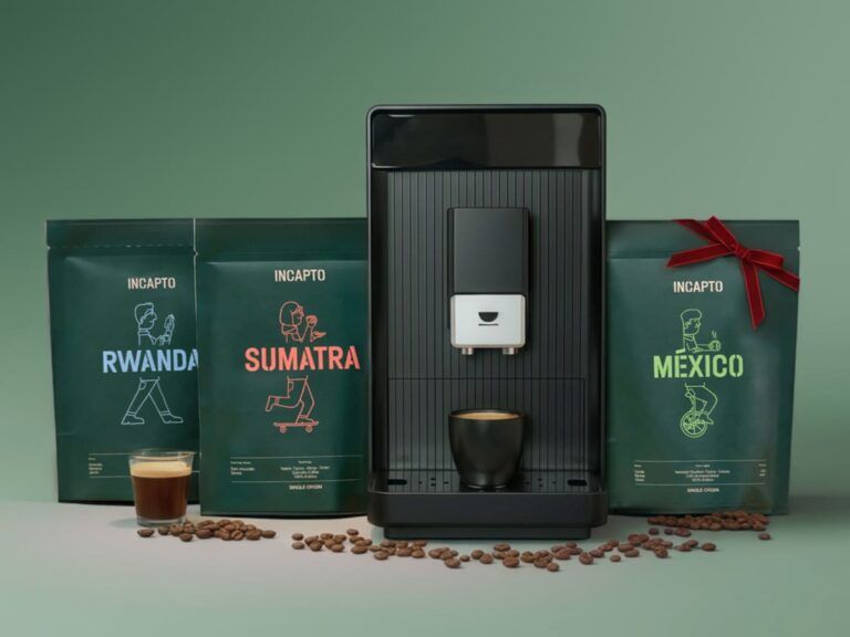 Box Incapto abonnement café en grains avec machine espresso et cafés de spécialité en sachets posés autour