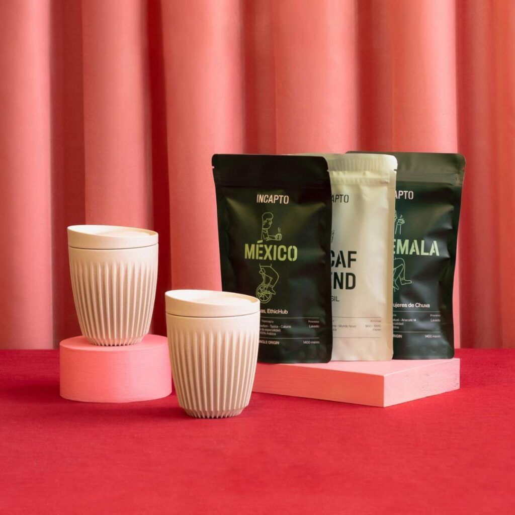 Sachets de café de spécialité aux origines Mexique, Café Blend et Guatemala avec tasses à café sur fond rouge