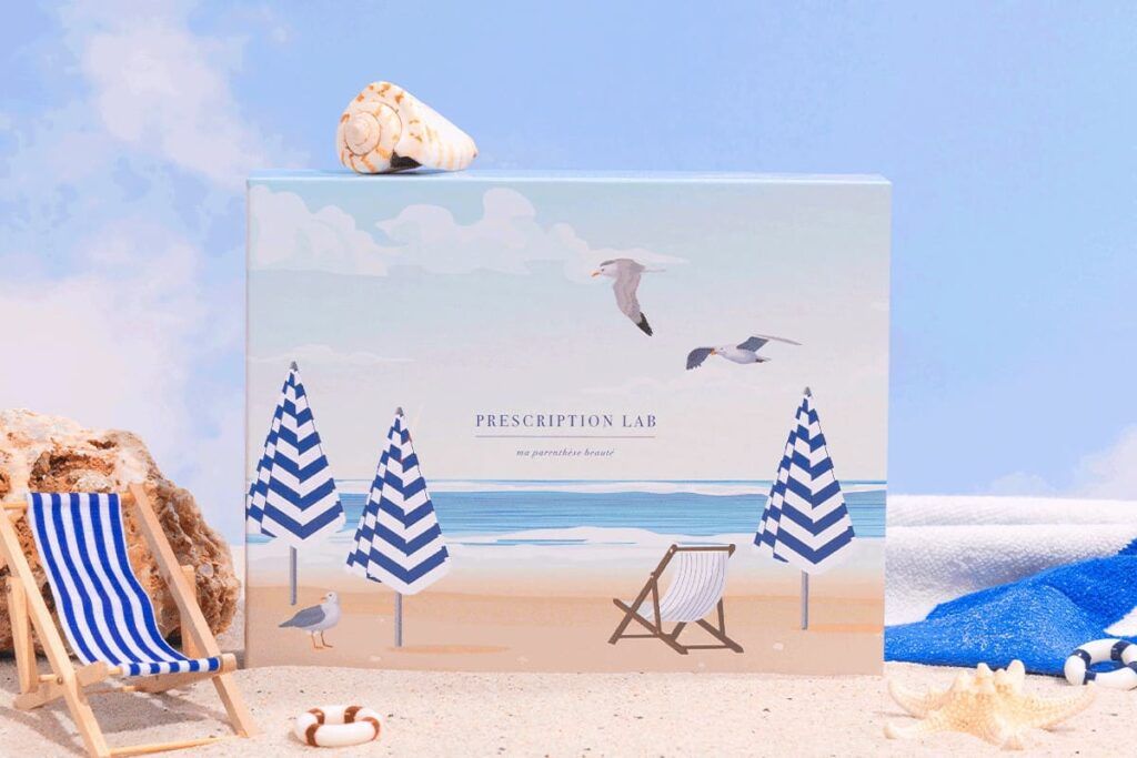 Design de la box Week-end en Normandie avec illustration bord de mer, parasols rayés et mouettes