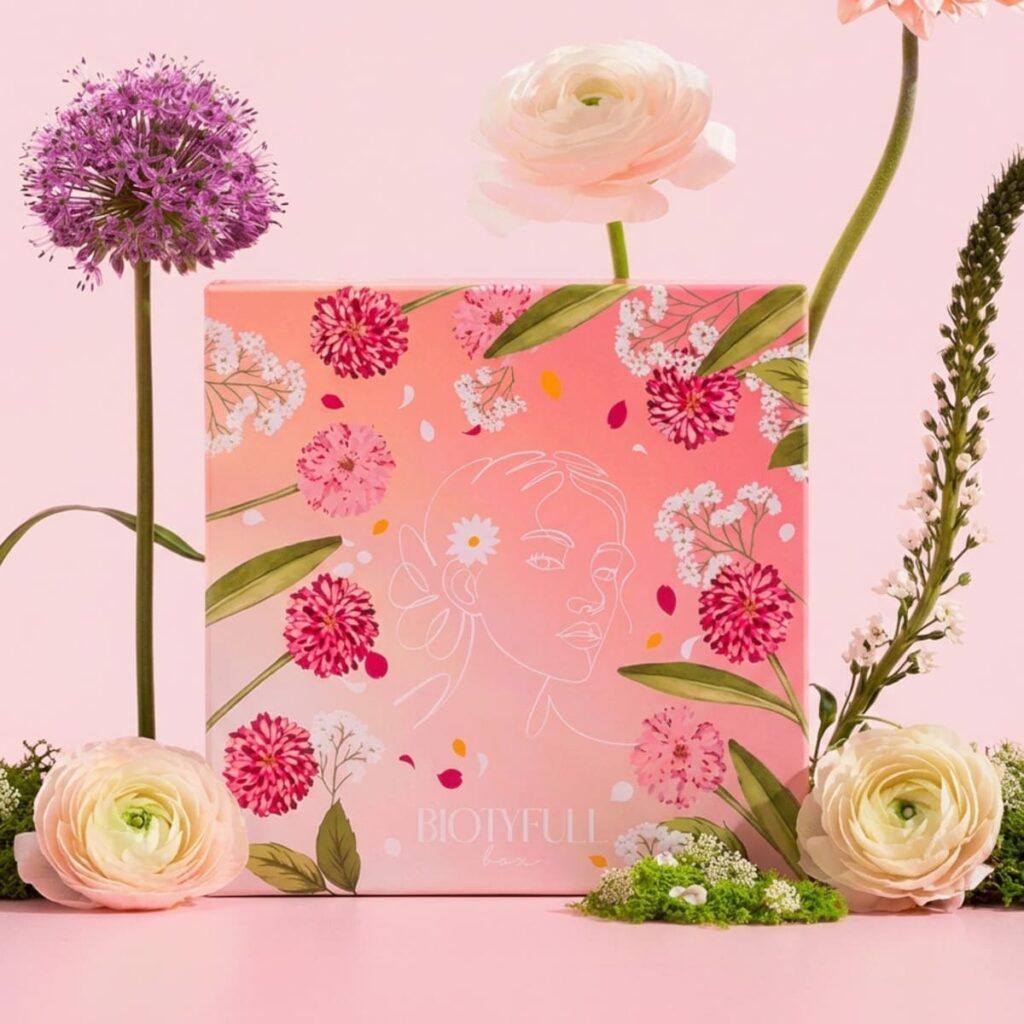 Design de la box beauté Biotyfull Box Éclosion Radieuse avec coffret floral aux motifs printaniers et fleurs décoratives