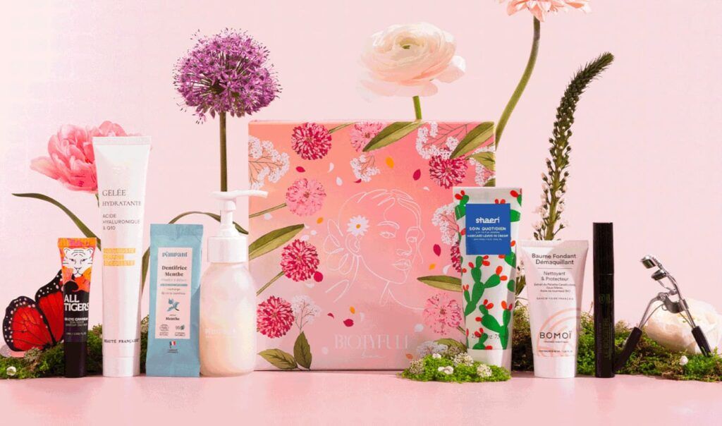 Visuel de la Biotyfull Box d'avril 2026 avec le contenu complet incluant soins visage, maquillage et accessoires mis en scène
