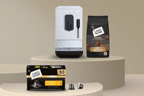 Abonnement café Carte Noire avec machine à grain, café en grains et capsules compatibles présentés sur podium