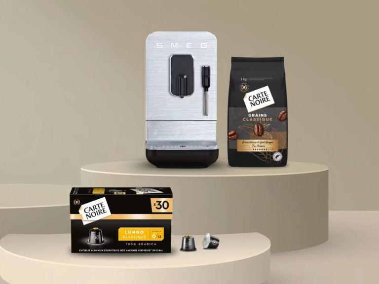 Abonnement café Carte Noire avec machine à grain, café en grains et capsules compatibles présentés sur podium