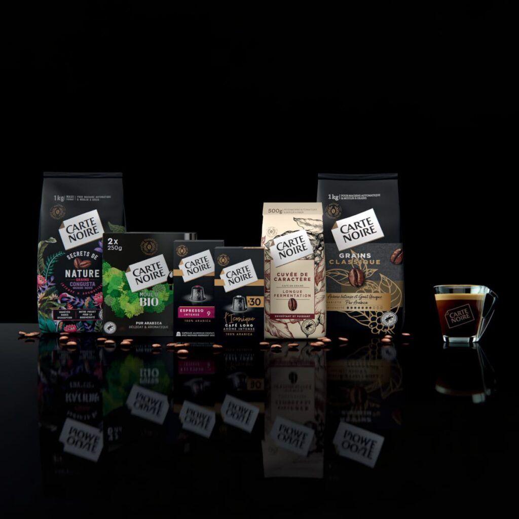 Gamme de cafés Carte Noire en grains, moulu et capsules avec tasse d’expresso sur fond noir