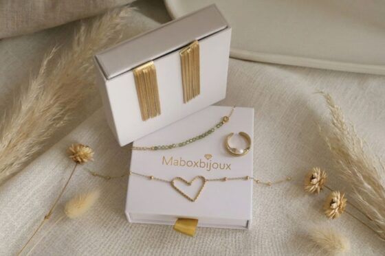 Ma Box Bijoux box bijoux mensuelle avec parure dorée composée de collier, bague et boucles d’oreilles dans une boîte blanche