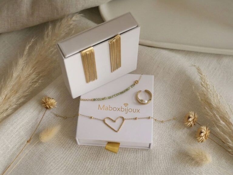 Ma Box Bijoux box bijoux mensuelle avec parure dorée composée de collier, bague et boucles d’oreilles dans une boîte blanche