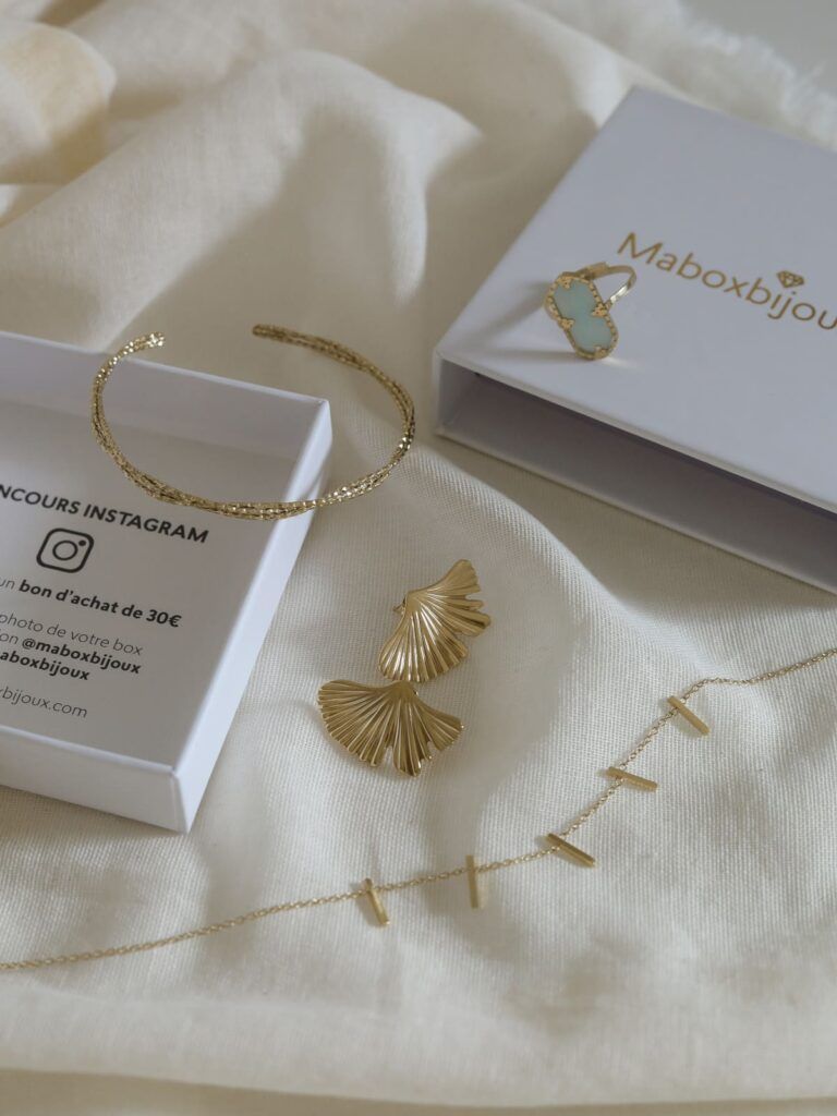 Ma Box Bijoux box bijoux avec sélection de bijoux dorés élégants posés sur tissu avec coffret cadeau
