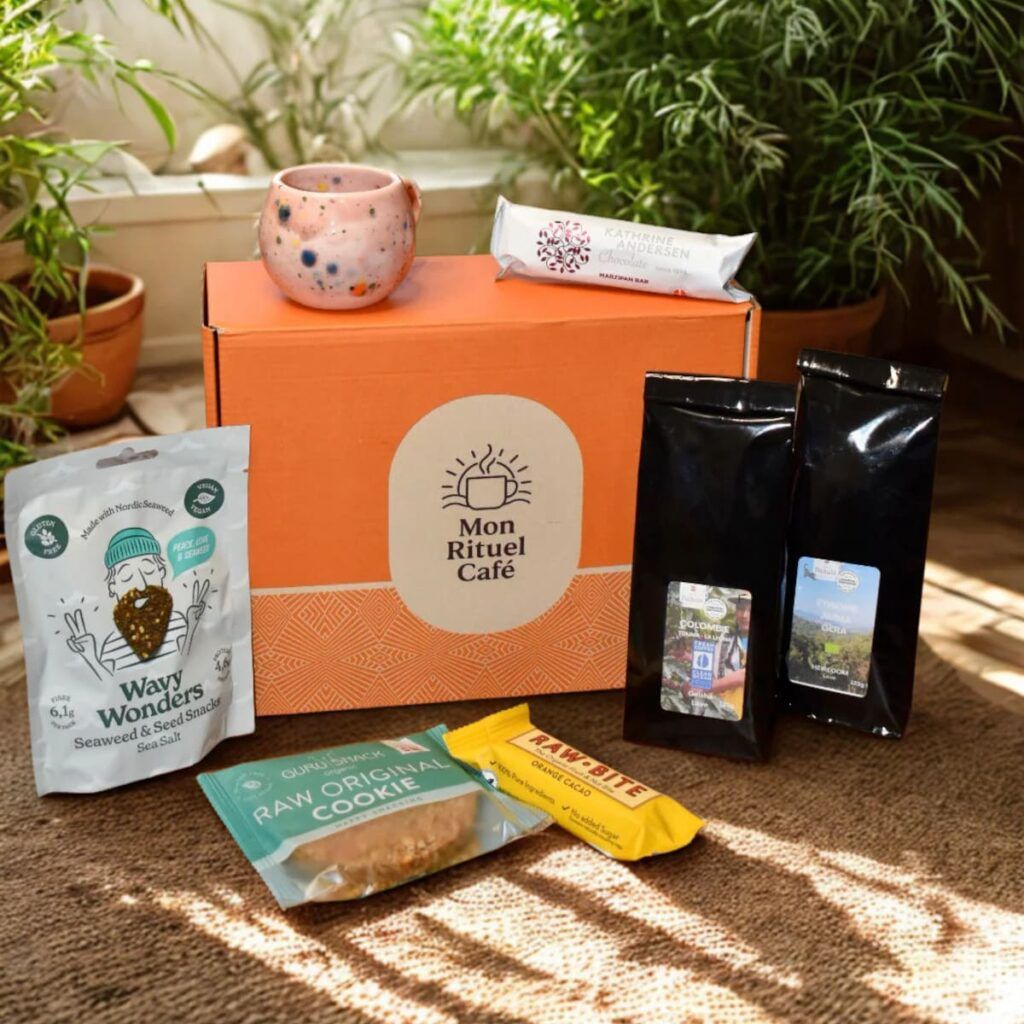 Box Mon Rituel Café avec deux cafés de spécialité, snacks healthy et mug dans un intérieur végétal