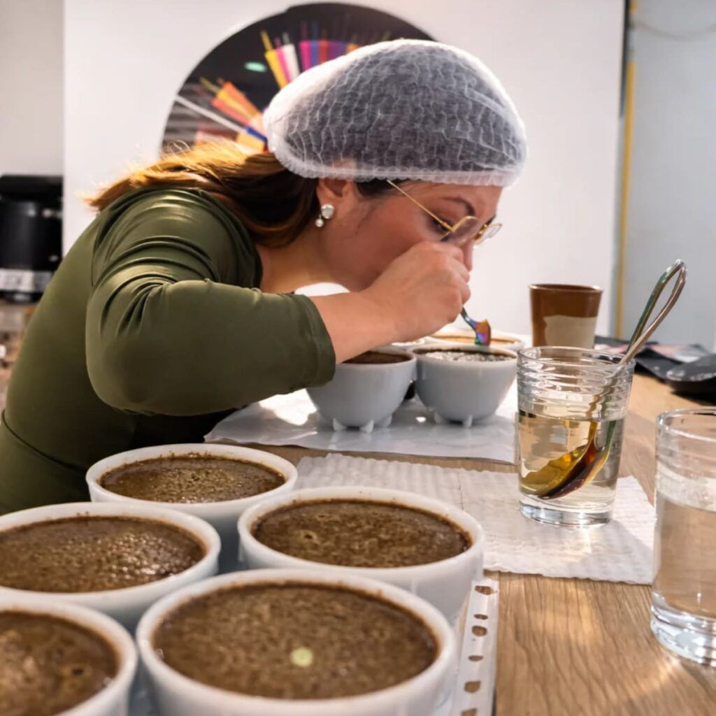 Carolina Barrero, fondatrice de la box Mon Rituel Café, dégustant des cafés de spécialité lors d’une session de cupping