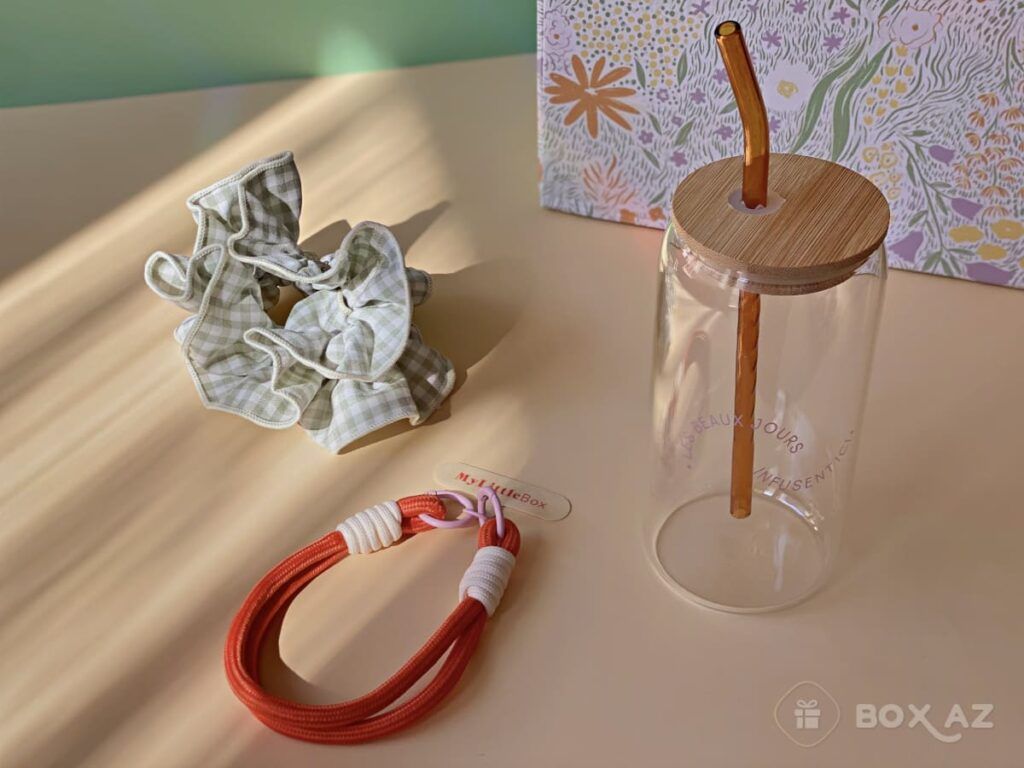 Accessoires My Little Box avec gobelet en verre et couvercle en bambou, chouchou et cordon de téléphone coloré
