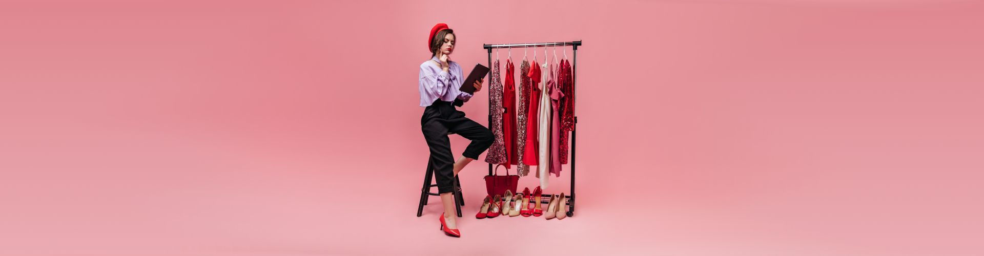 Image d’illustration de la catégorie box vêtements femme, avec une personal shopper sélectionnant des tenues sur un portant de vêtements