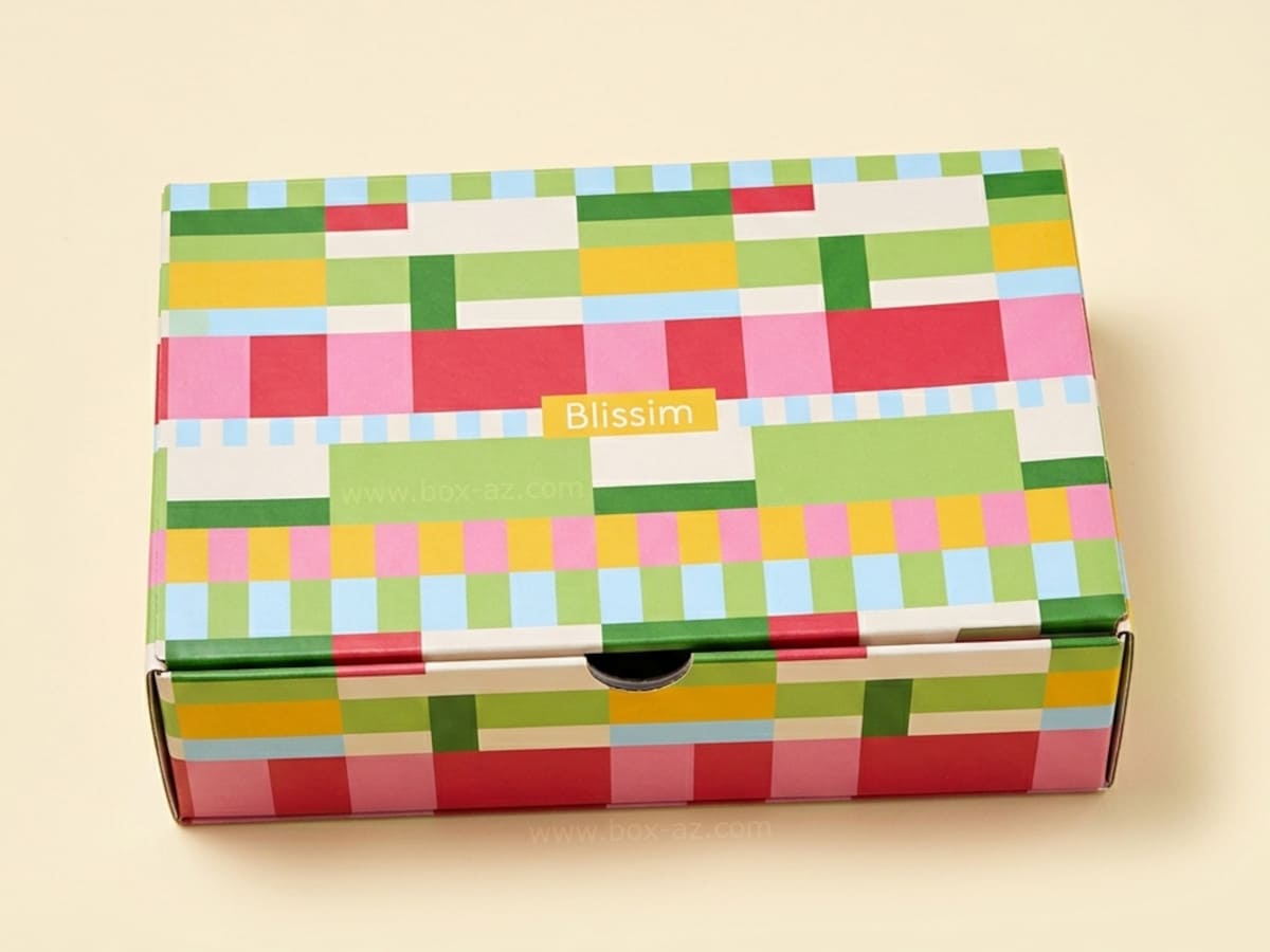 Design de la box Blissim de mai 2026 avec coffret coloré aux motifs graphiques multicolores