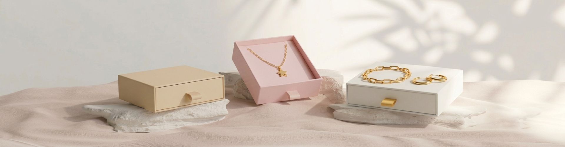 Image d’illustration de la catégorie box mensuelle bijoux, avec des écrins ouverts présentant des colliers et bracelets élégants