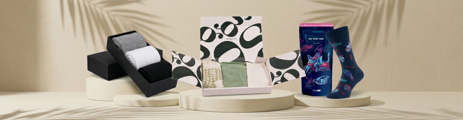 Image d’illustration de la catégorie box chaussettes par abonnement, avec des coffrets de chaussettes variées présentées dans des boîtes