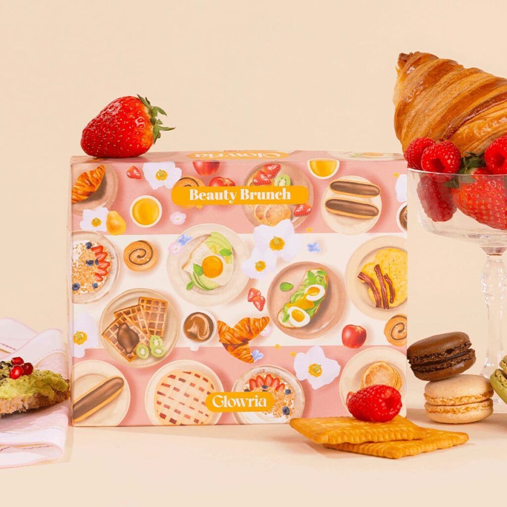 Design de la box Glowria thème Beauty Brunch avec illustrations brunch gourmand et packaging coloré