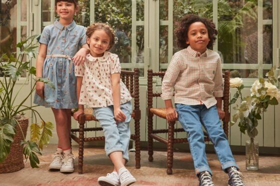 Des enfants portent des tenues élégantes dans un intérieur lumineux avec l’abonnement vêtements enfants Sergent Major
