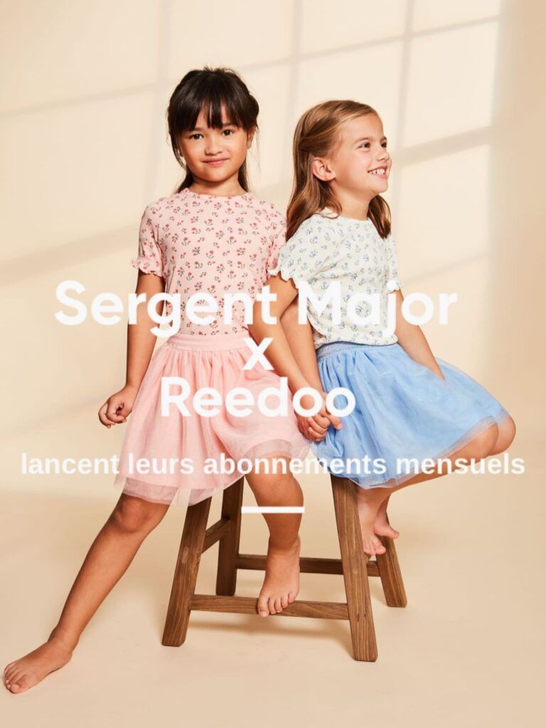 Deux enfants assises sur un tabouret portent des tenues pastel issues de l’abonnement vêtements enfants Sergent Major en collaboration avec Reedoo