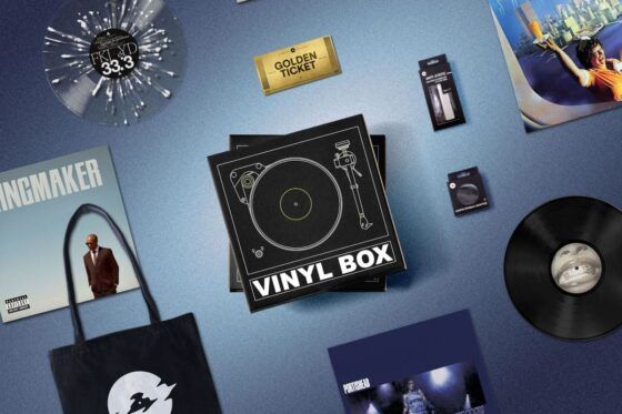 The Vinyl Box de Diggers Factory avec vinyles, accessoires et coffret sur fond bleu
