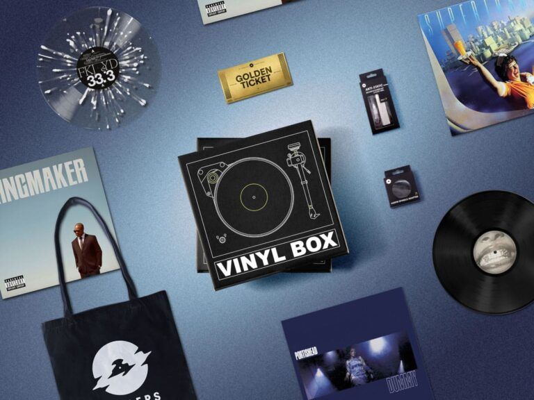 The Vinyl Box de Diggers Factory avec vinyles, accessoires et coffret sur fond bleu