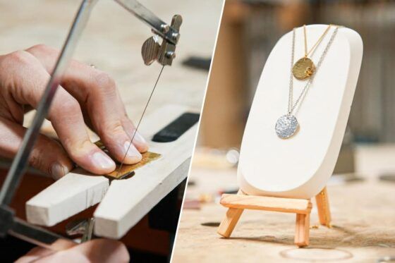 Atelier bijouterie Wecandoo avec artisan découpant un métal et collier fait main exposé sur support